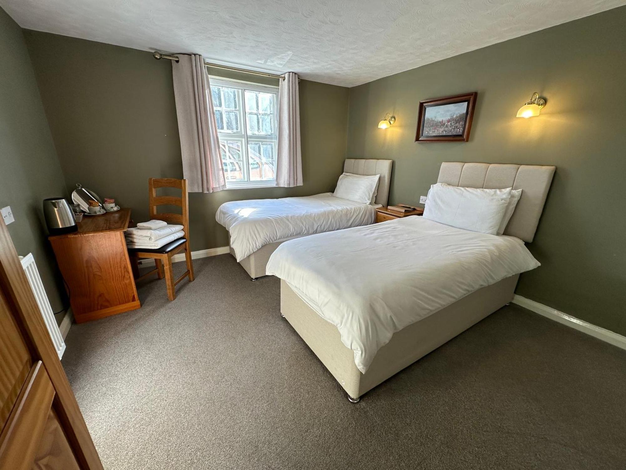 The Unicorn Inn Newton Solney Pokoj fotografie