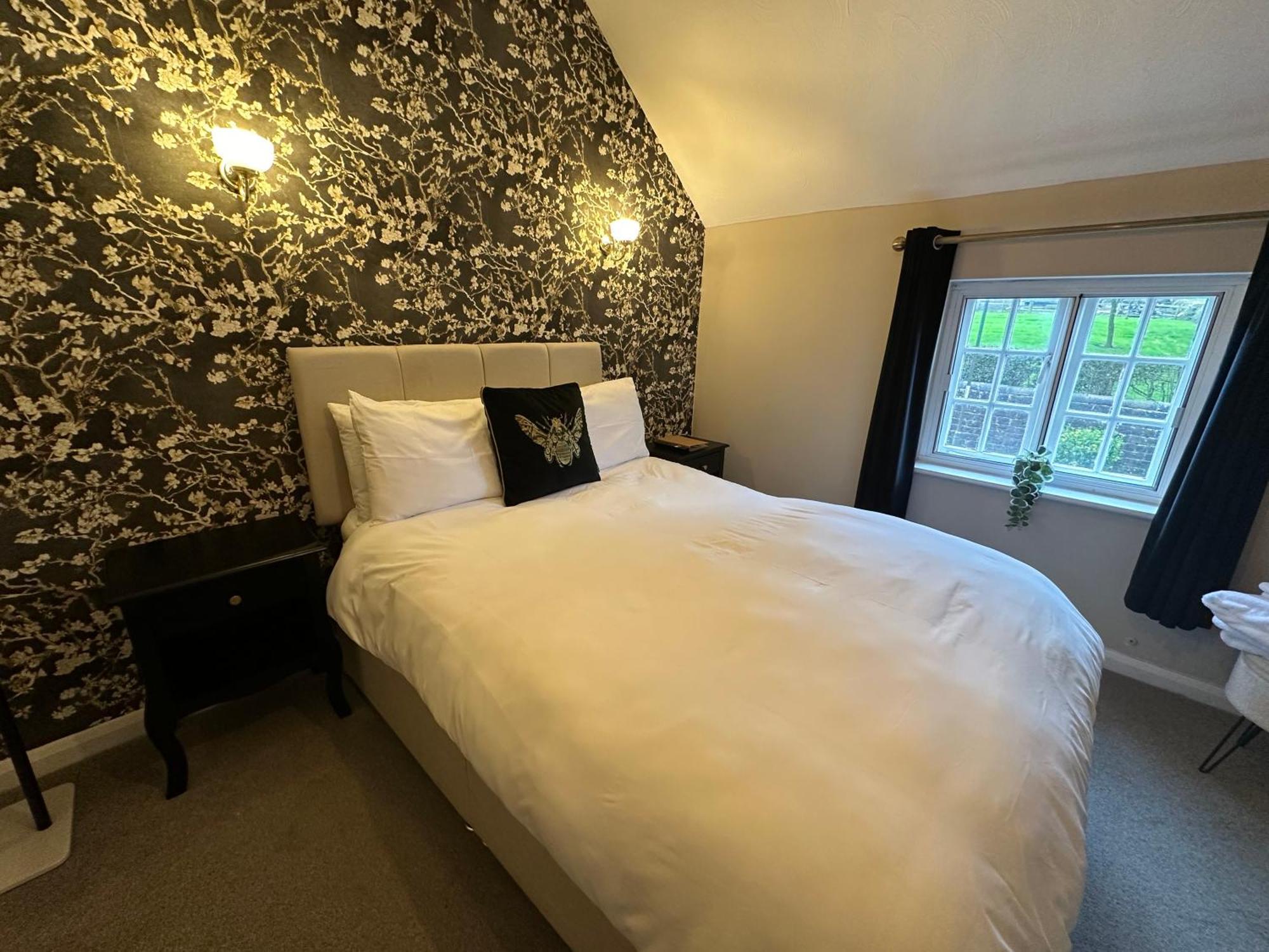 The Unicorn Inn Newton Solney Exteriér fotografie