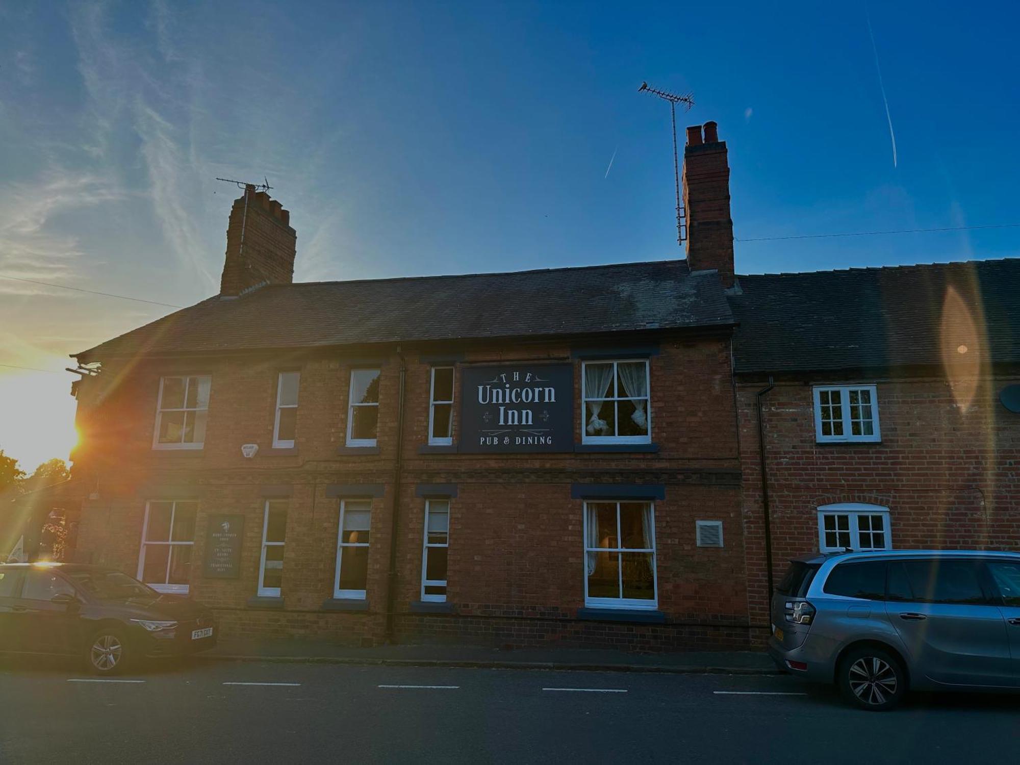 The Unicorn Inn Newton Solney Exteriér fotografie