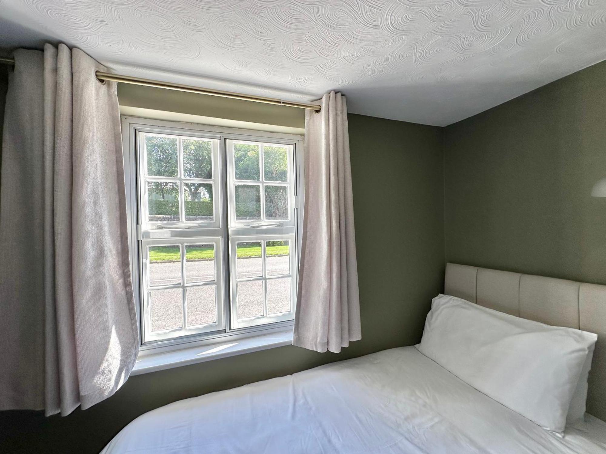 The Unicorn Inn Newton Solney Pokoj fotografie