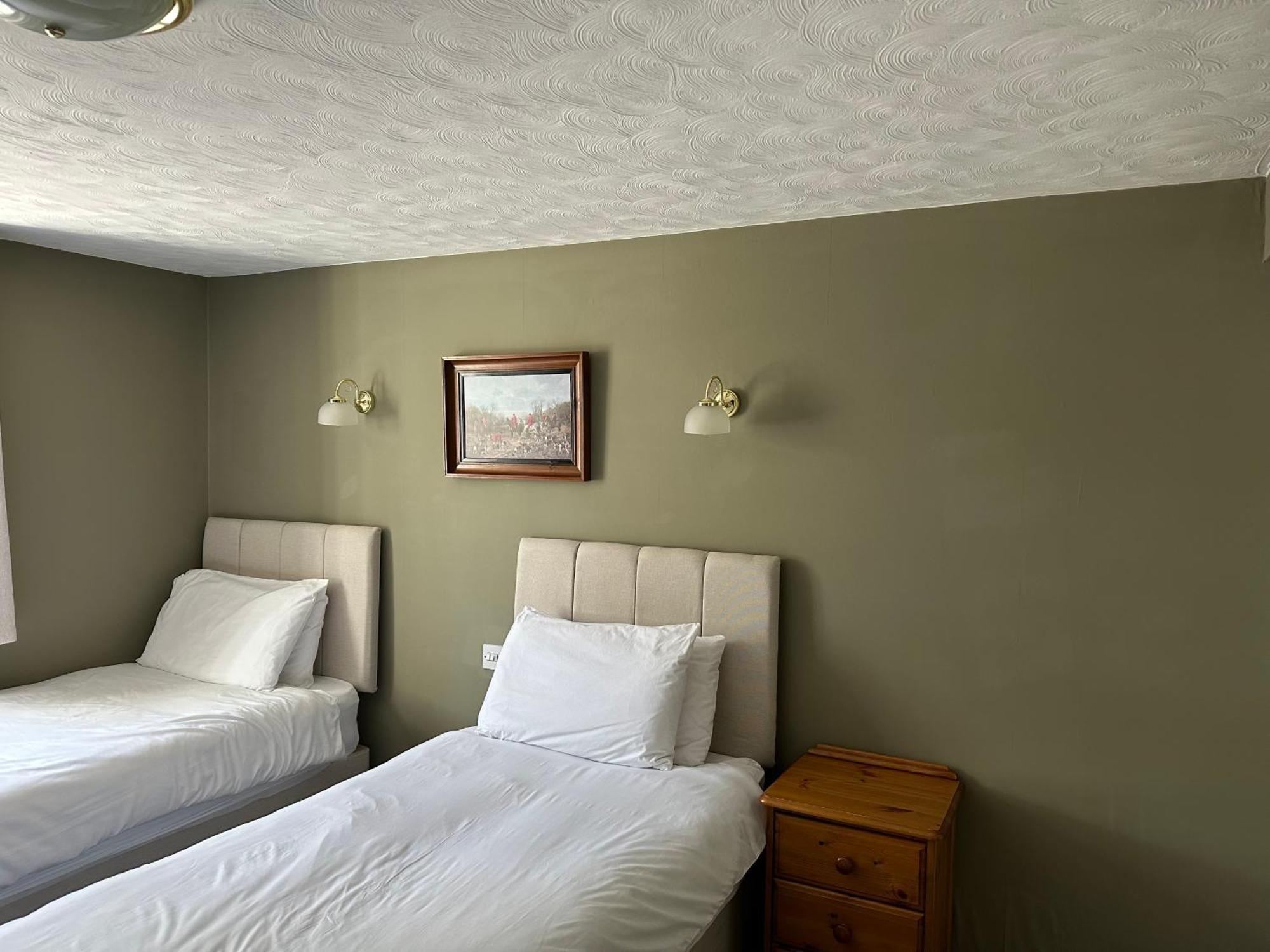 The Unicorn Inn Newton Solney Pokoj fotografie
